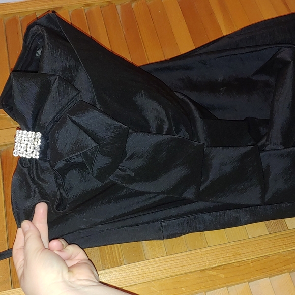 Beautiful NWOT black formal dress with boning. Size 20 plus - Picture 4 of 9